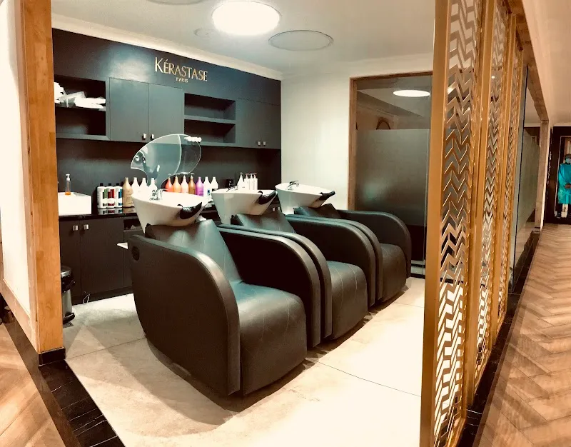 Looks Salon, Punjabi Bagh