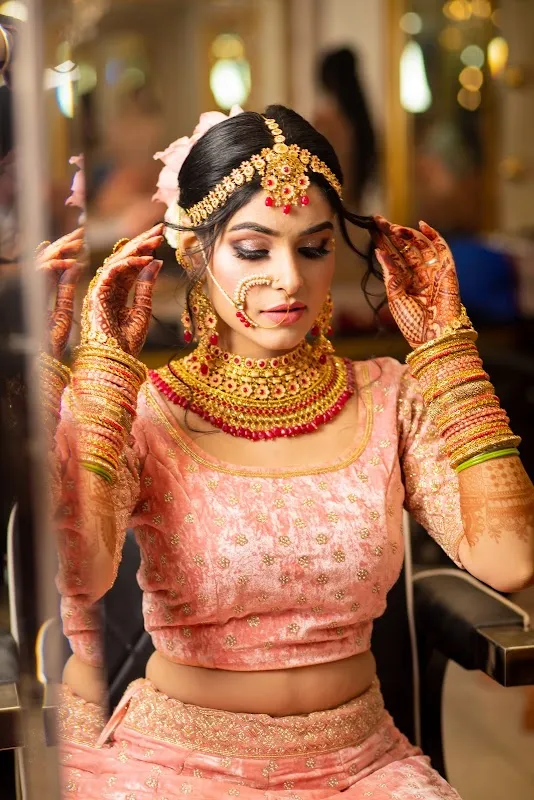 Looks Salon, Punjabi Bagh