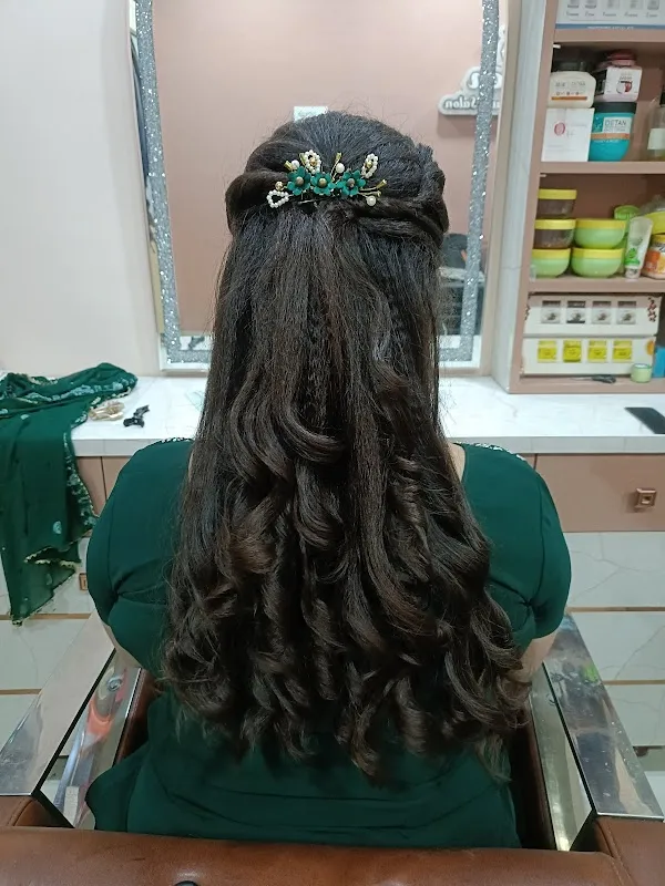 Queen Beauty Salon & Academy