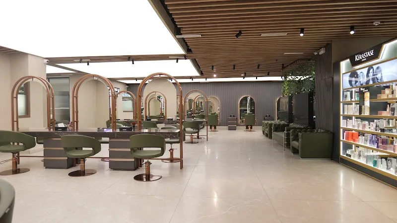 Looks Salon, Ambience Mall, Gurugram