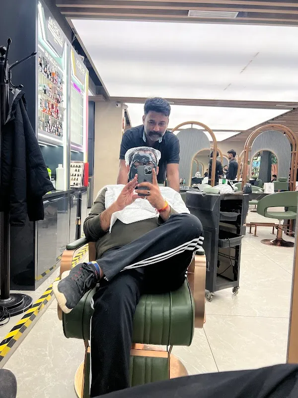 Looks Salon, Ambience Mall, Gurugram