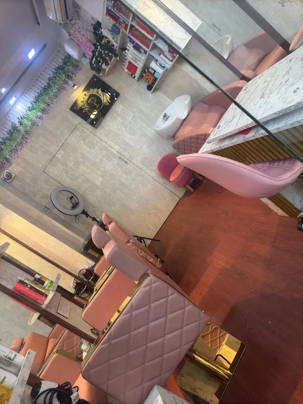 The Unicorn PROFESSIONAL HAIR & BEAUTY STUDIO