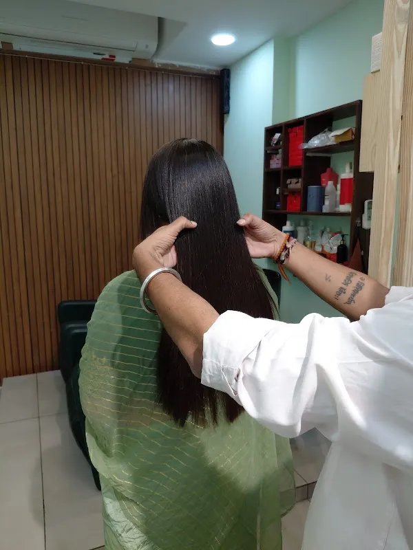 V Y THE SALON