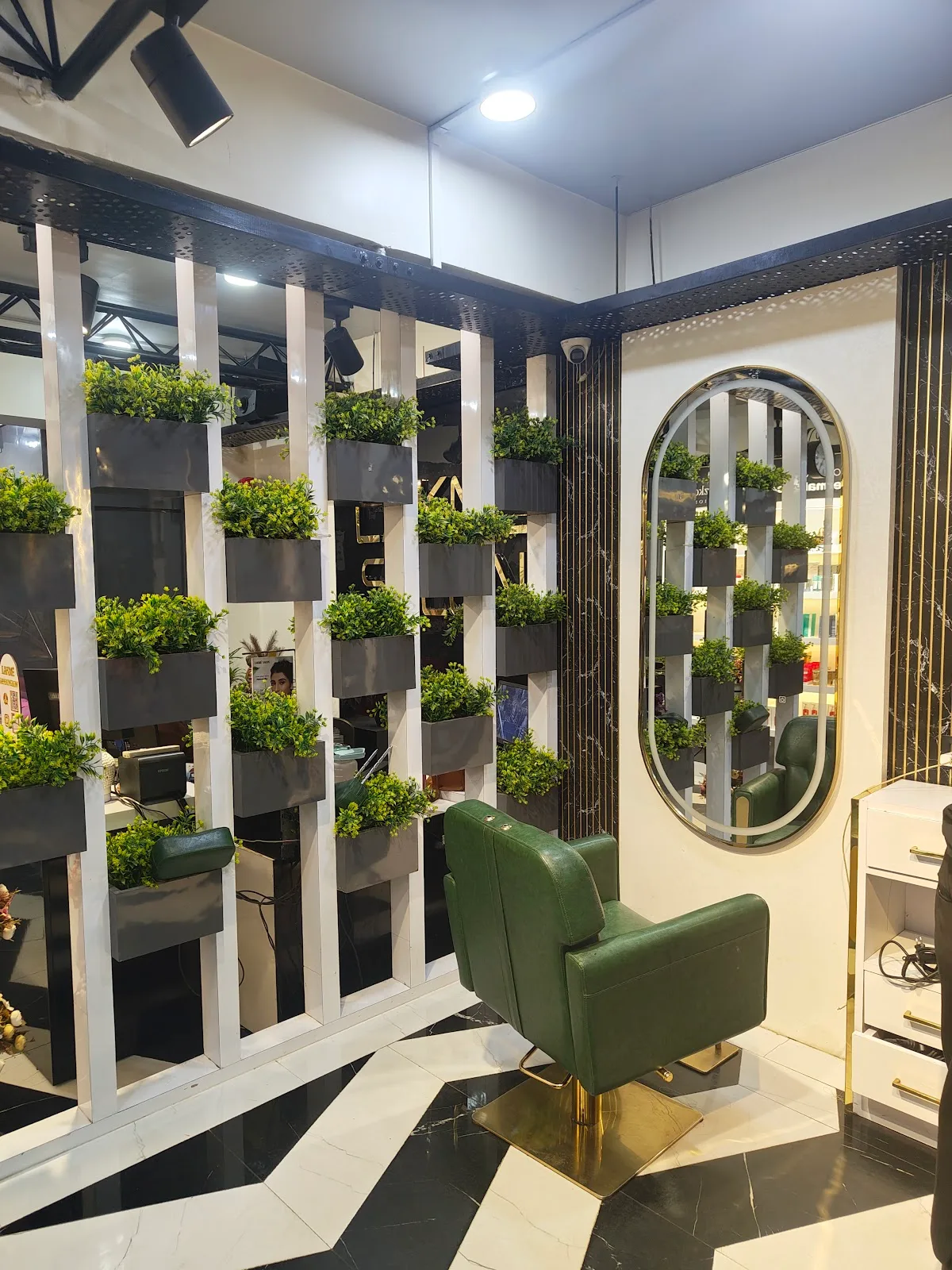 Lakme Salon in Dakbunglow,Patna