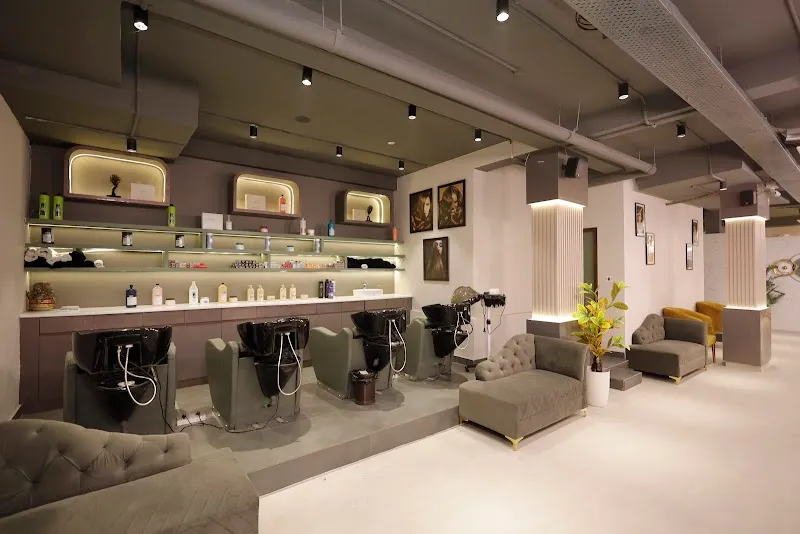 प्रakriti’s Salon & Studio