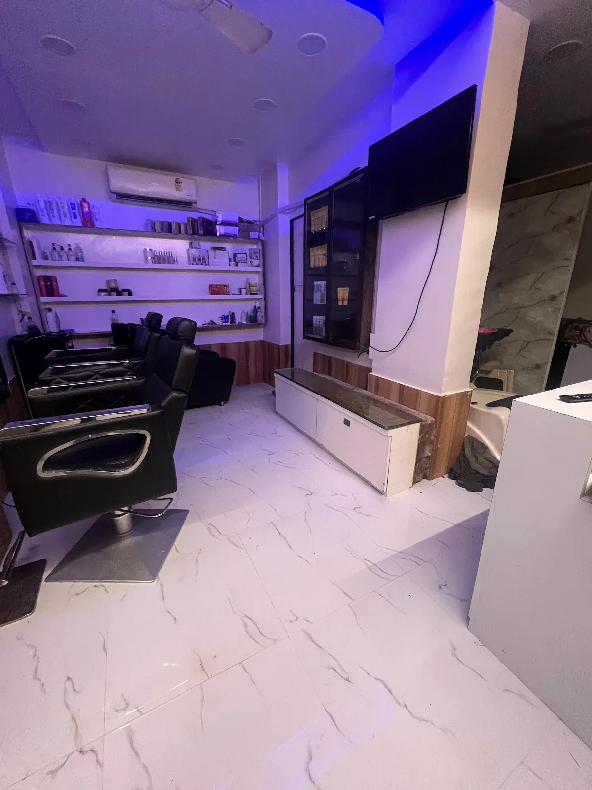 Looks beauty salon