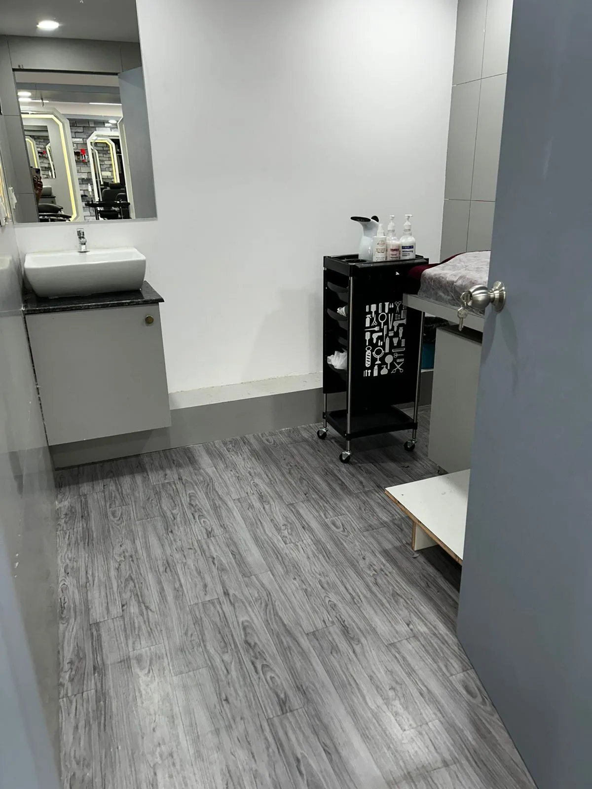 PONI N GUY SALOON