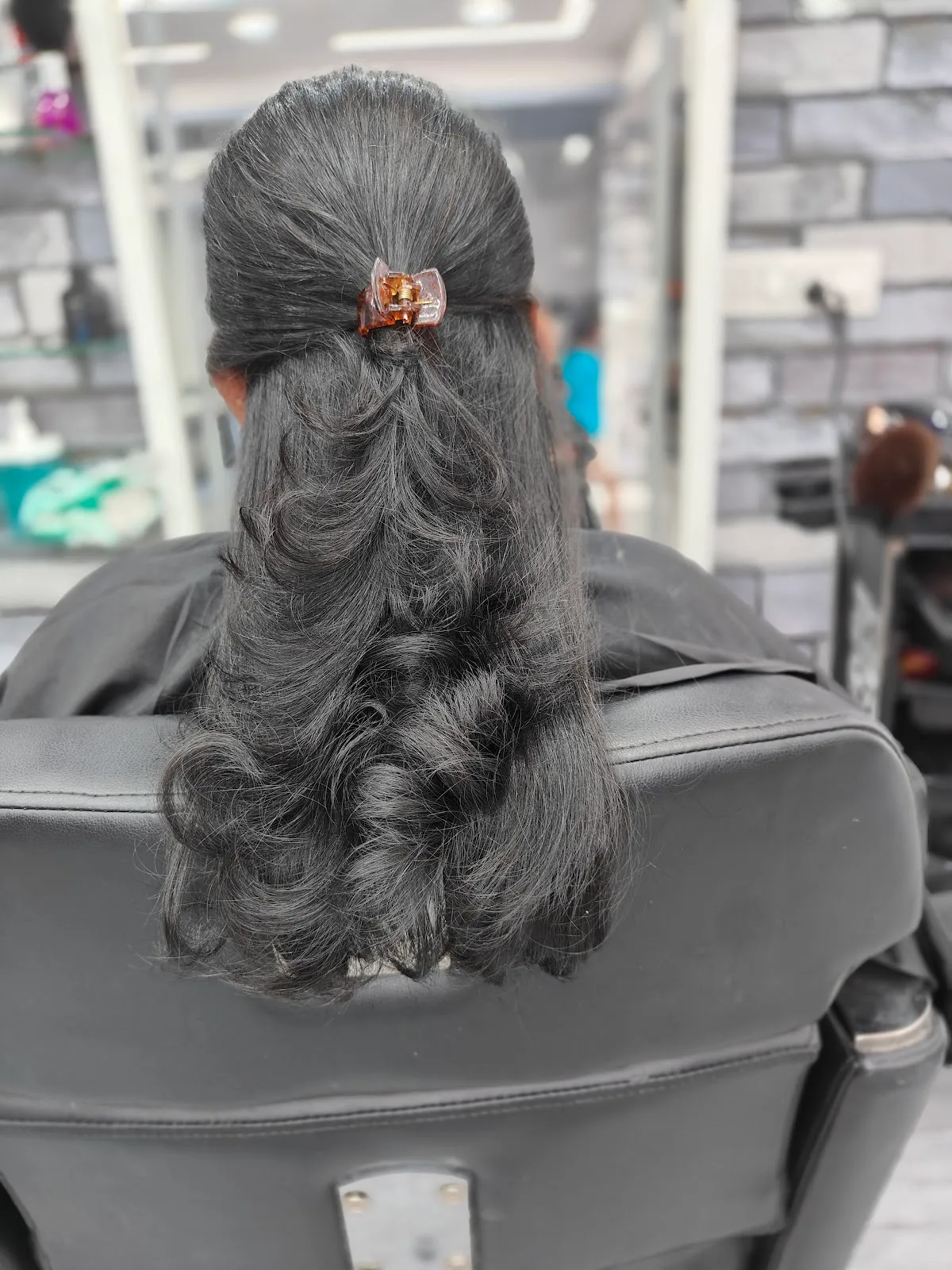 PONI N GUY SALOON