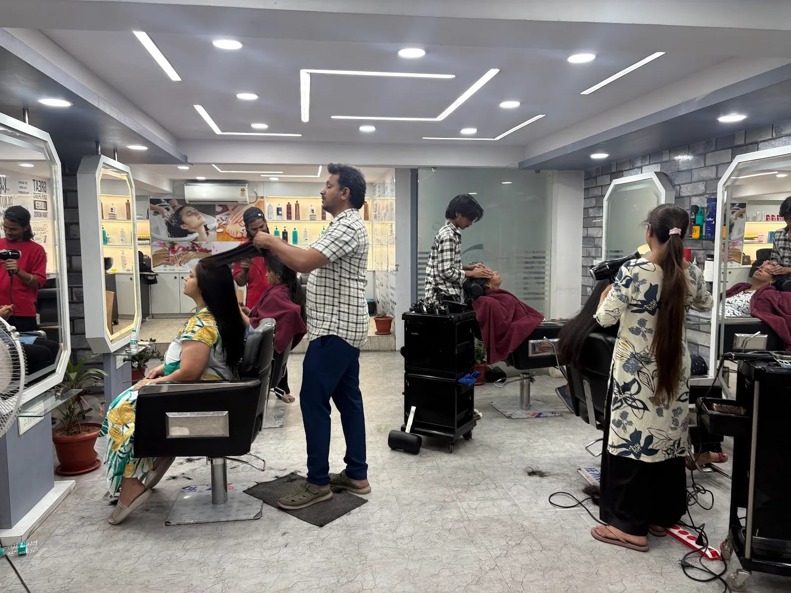 PONI N GUY SALOON