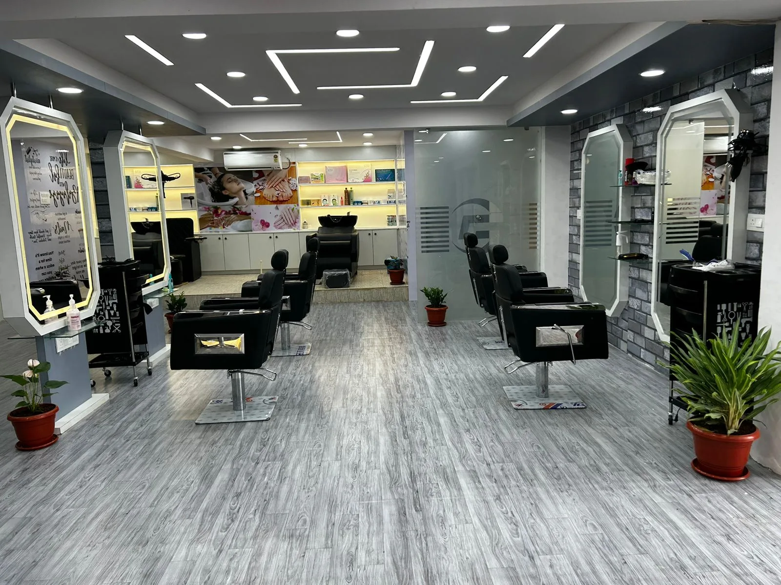 PONI N GUY SALOON