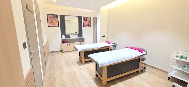 Lakme Salon For Him and Her in Alta Monte, Mumbai