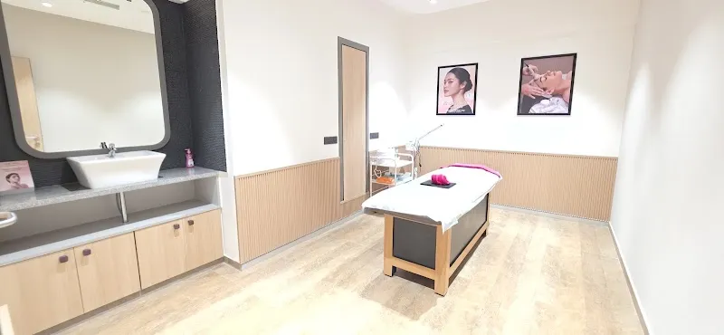 Lakme Salon For Him and Her in Alta Monte, Mumbai
