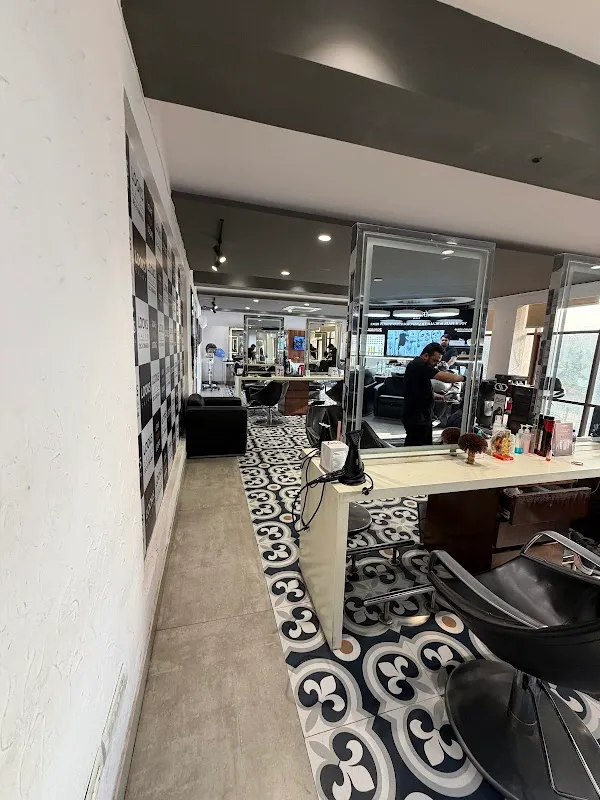 Looks Salon, Sector 5, Dwarka