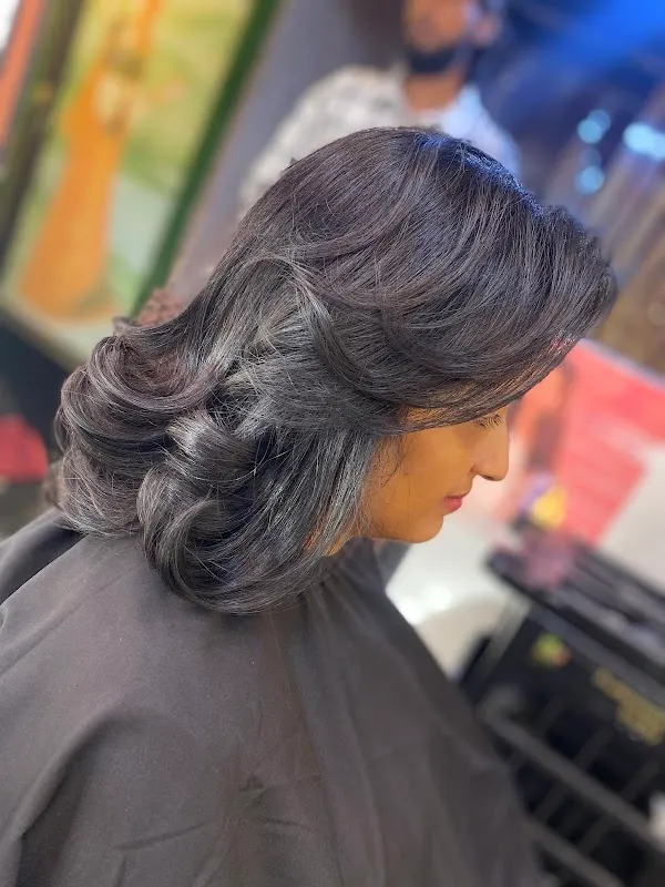 R2 Unisex Salon and beauty academy