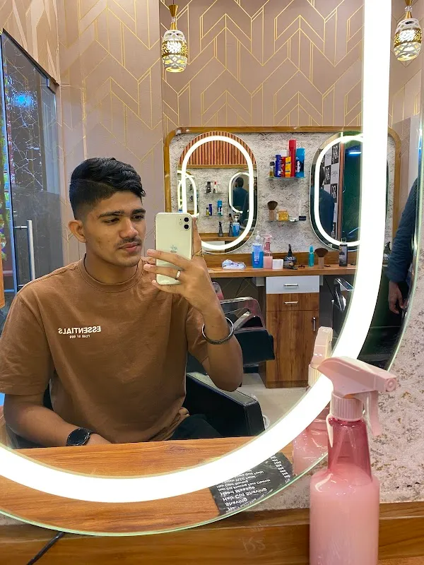 R2 Unisex Salon and beauty academy