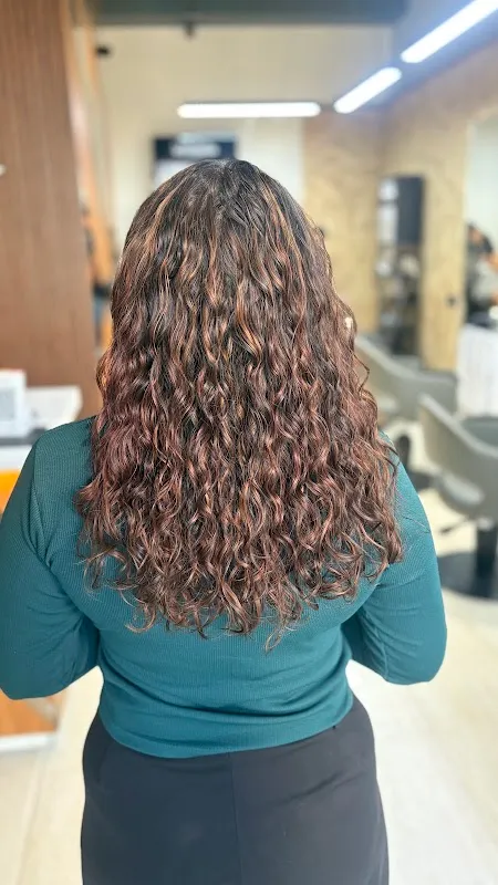 Mirror Unisex Salon | Dedicated Hours for Females | Best Unisex Salon in Kolhapur