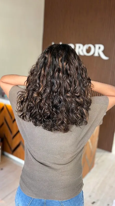 Mirror Unisex Salon | Dedicated Hours for Females | Best Unisex Salon in Kolhapur