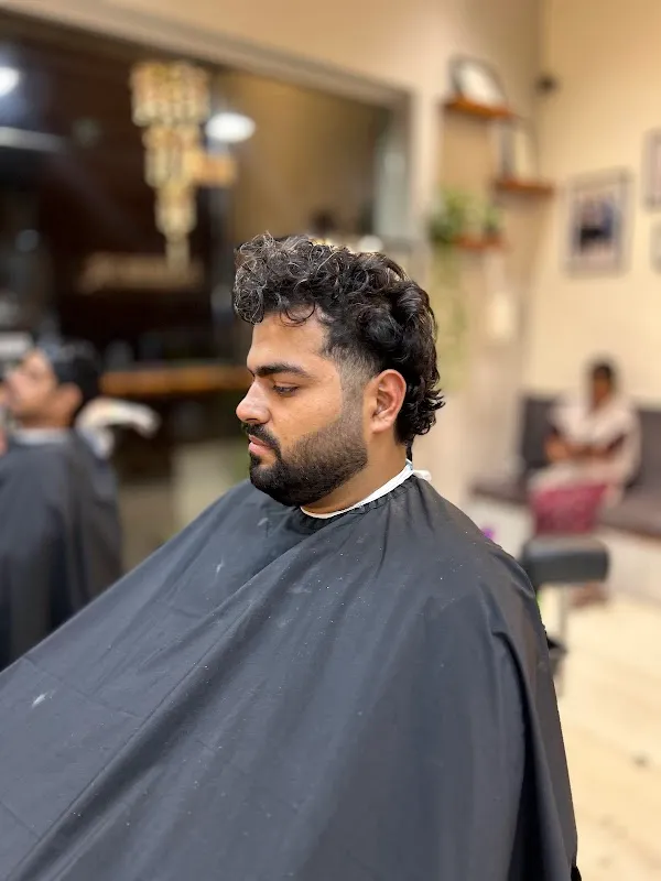 Mirror Unisex Salon | Dedicated Hours for Females | Best Unisex Salon in Kolhapur