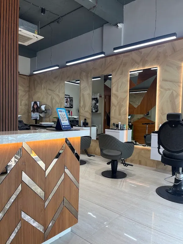 Mirror Unisex Salon | Dedicated Hours for Females | Best Unisex Salon in Kolhapur