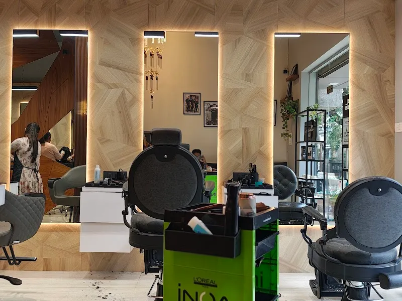 Mirror Unisex Salon | Dedicated Hours for Females | Best Unisex Salon in Kolhapur