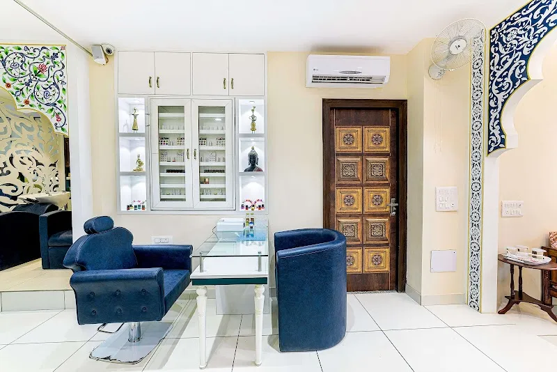THE CHARMING SALON