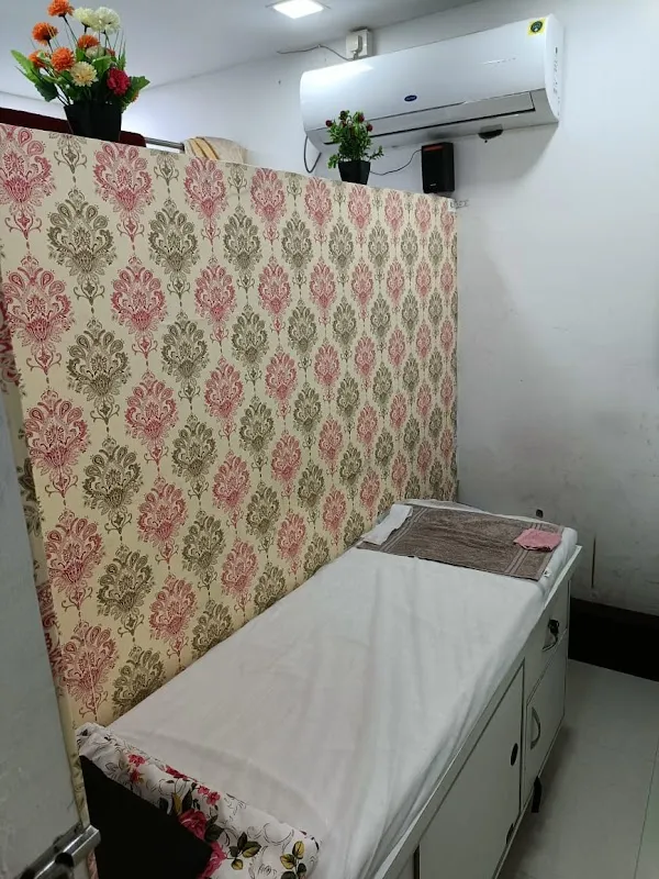 Lavish Family Salon Jharapada