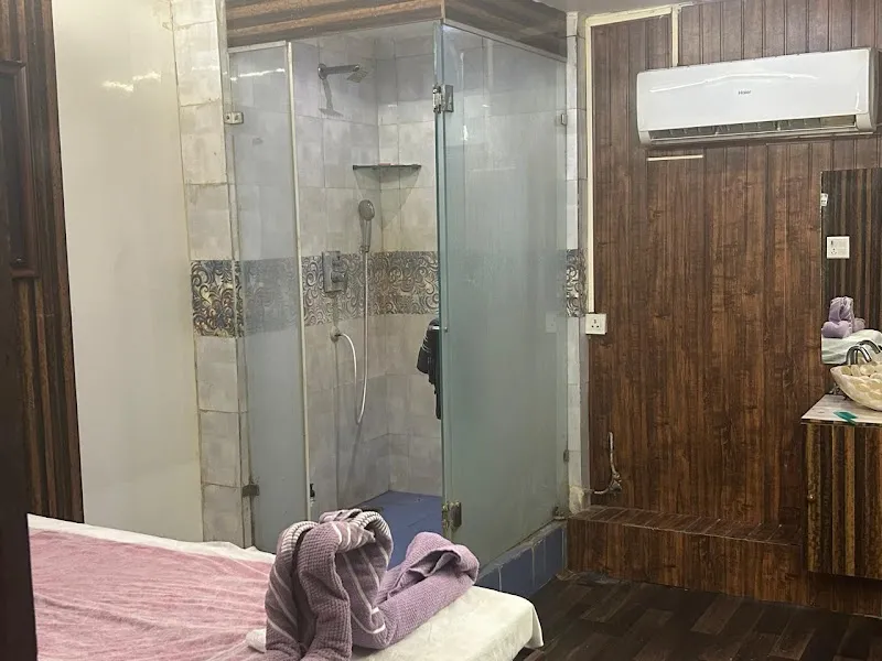Glitz Spa And Unisex Salon
