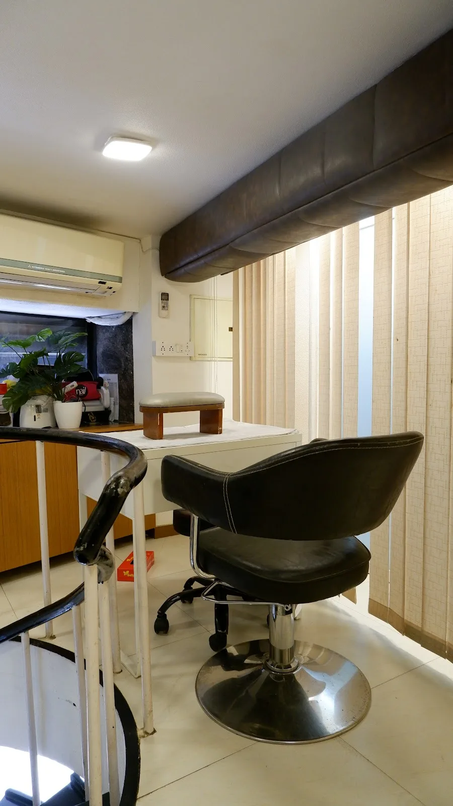 ELEMENTS SALON AND ACADEMY