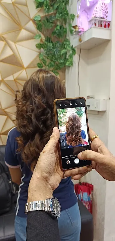 AURA BEAUTY SALON & ACADEMY