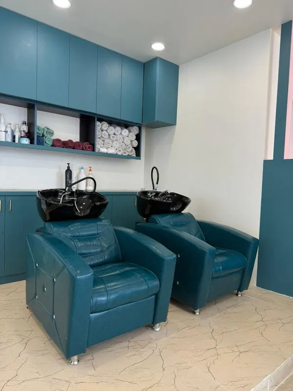 VK Lavish Unisex Salon
