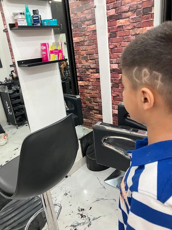 D&B Dark & Blonde unisex salon