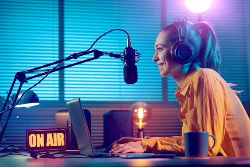 MICROPHONE PODCAST STUDIO