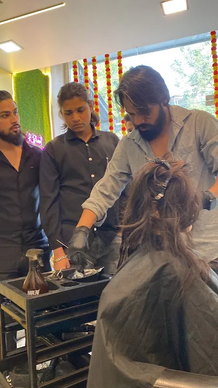 R Blunt Salon & Academy - Badlapur