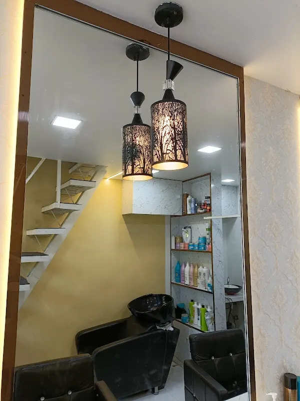 R Blunt Salon & Academy - Badlapur