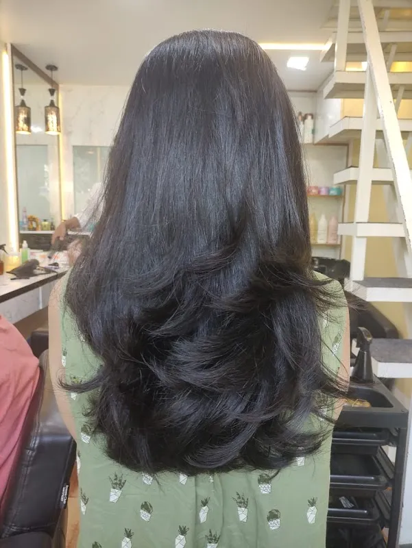 R Blunt Salon & Academy - Badlapur