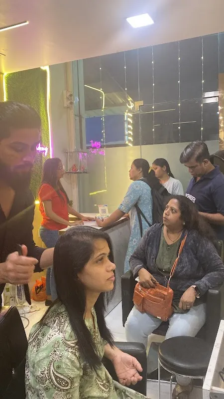 R Blunt Salon & Academy - Badlapur