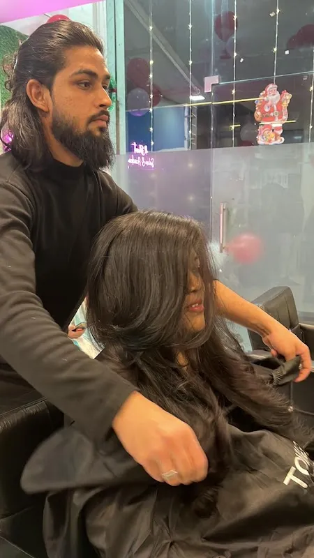 R Blunt Salon & Academy - Badlapur