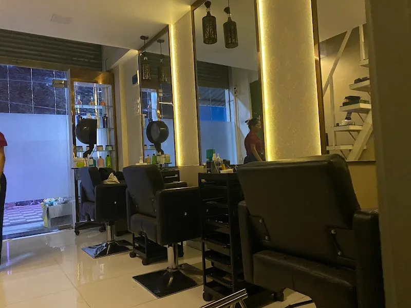 R Blunt Salon & Academy - Badlapur