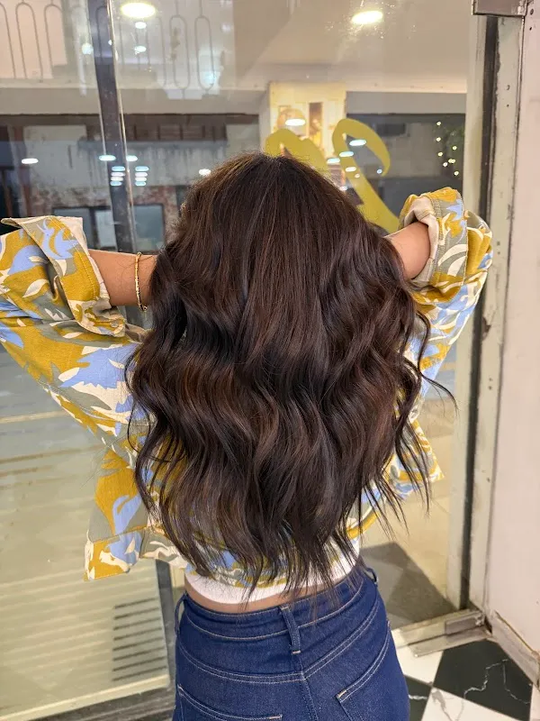 Noi Tre Salon Basant Lok