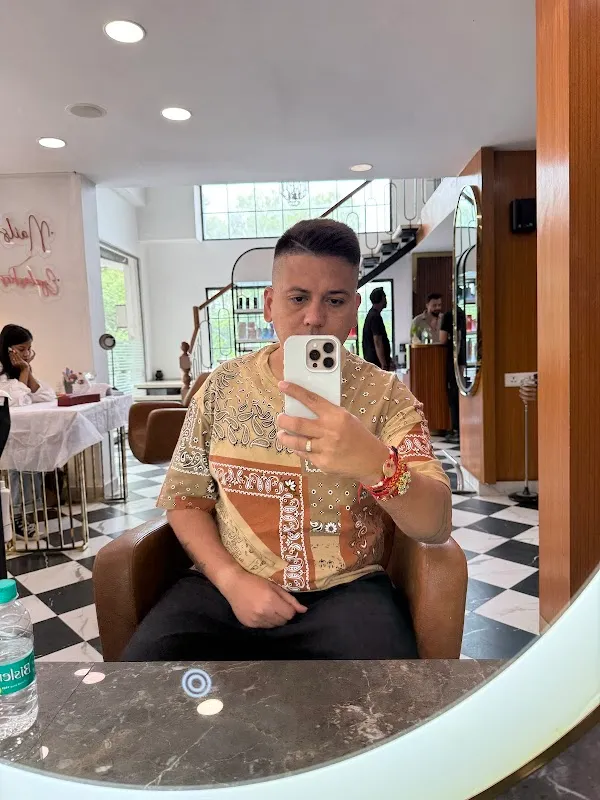 Noi Tre Salon Basant Lok