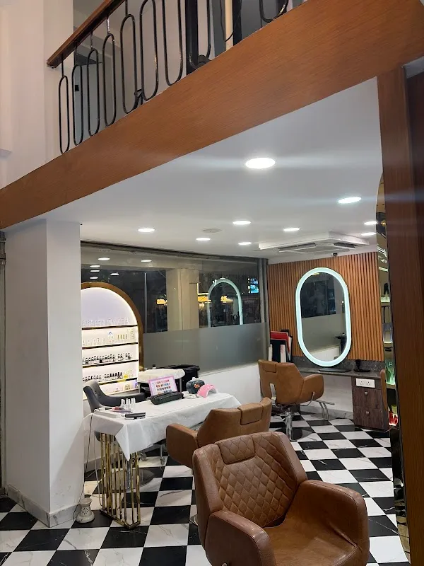 Noi Tre Salon Basant Lok