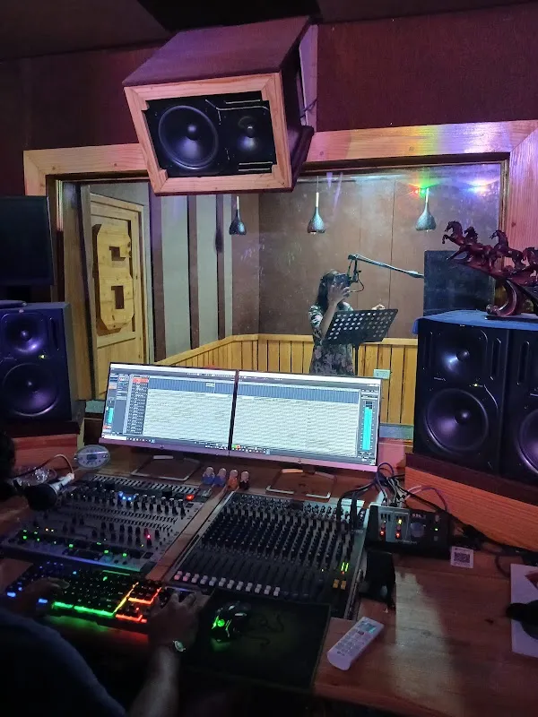 6 Music Studio