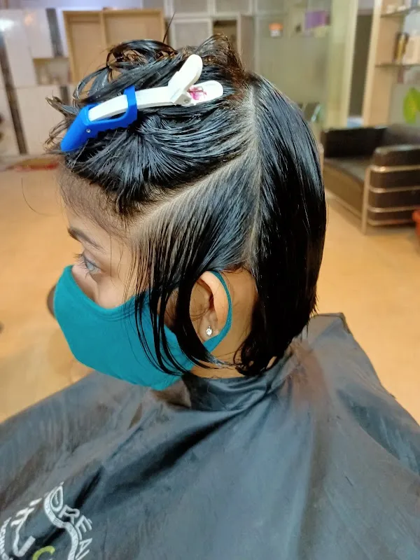 M PRIME UNISEX SALON