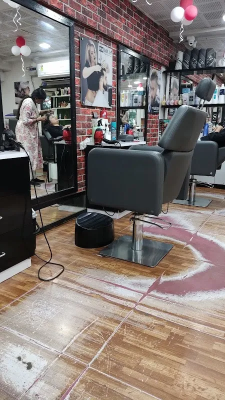P M LOUIS UNISEX SALON