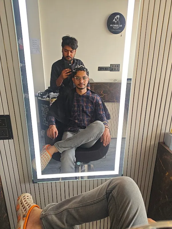 Scissors touch unisex salon