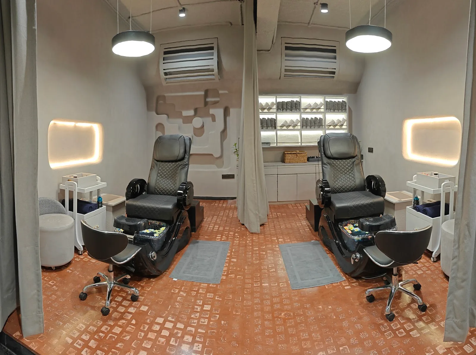 Shades & Mirrors Salon