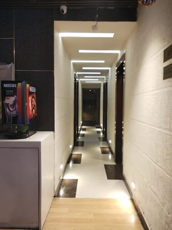 spa hub Punjabi Bagh club road