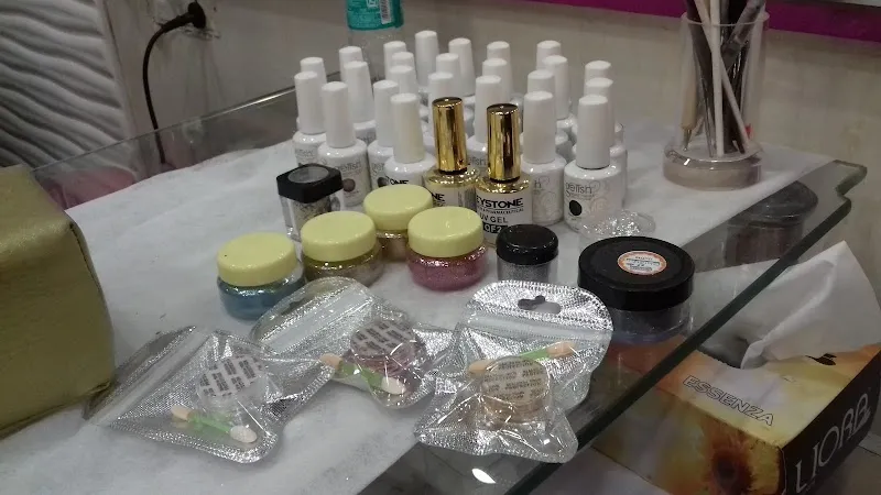 Cliping's Salon By Mouna Lall