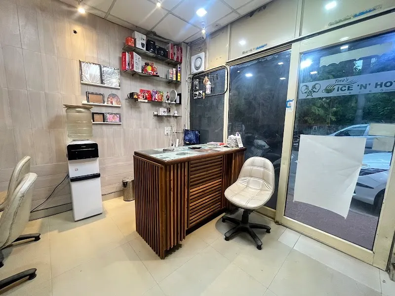 HAPPY DIGITAL STUDIO & COLOUR LAB