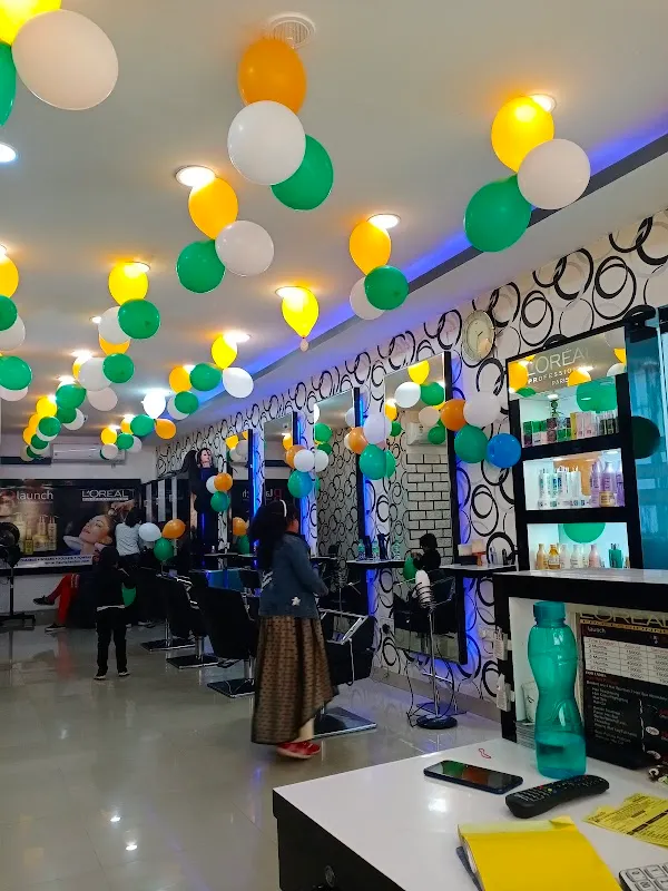 R LAUNCH SALON